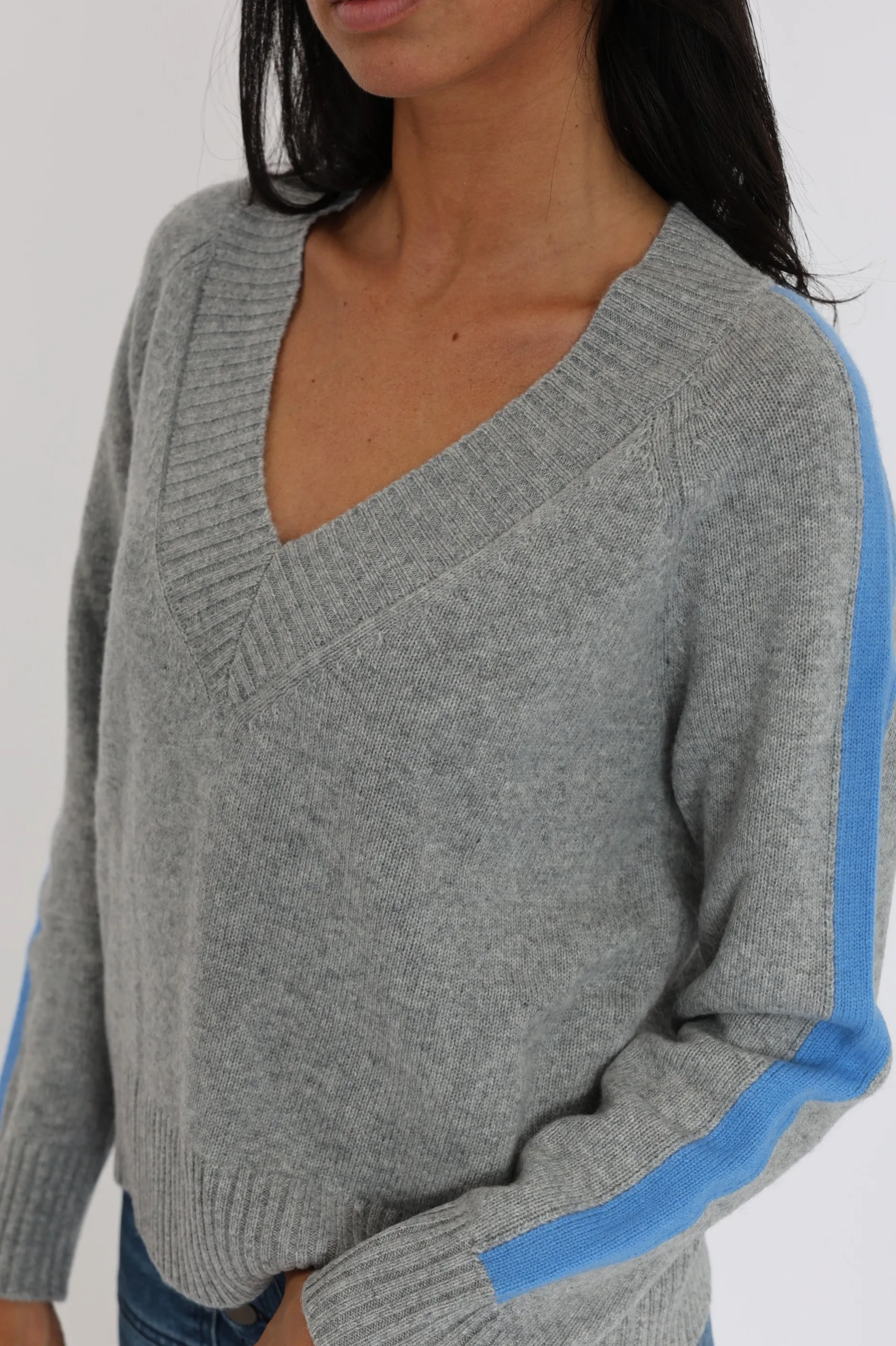 Shop KOOKAÏ PULL COL V ASTRID GRIS CHINÉ/BLUE Grischine/blue